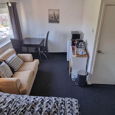 Spacious Room With Kichenet โรเธอร์แฮม ภายนอก รูปภาพ
